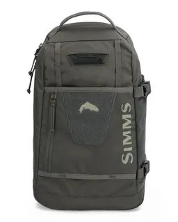 Simms Tributary Sling Pack Basalt Lett sling bag for sportsfiskere